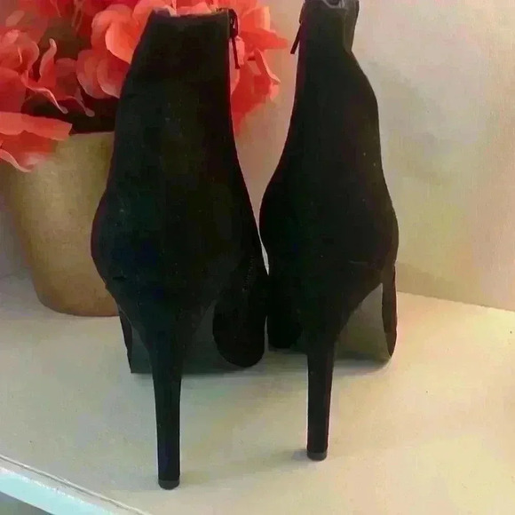 Nine West Black Suede Booties 4.5” Heel With Wide Black Elastic Design Size9 - Picture 4 of 9